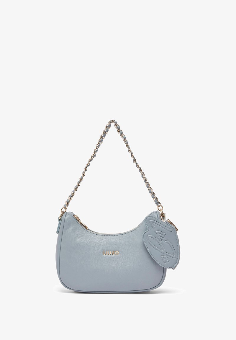 Sac à bandoulière en cuir bleu clair avec une sangle chaîne dorée, texture lisse et un accessoire amovible en forme de cœur.