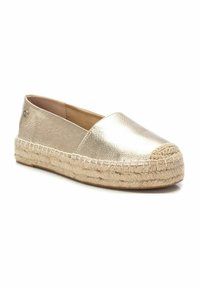Espadrille de color dorado metálico con suela de yute tejido, que presenta una puntera redondeada y parte superior de cuero suave. Textura lisa y mínimo detalle de herrajes.
