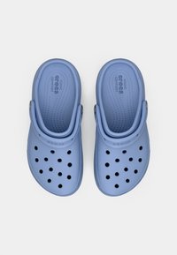 Világoskék Crocs, zárt hátú, nyitott orrú kialakítással és több szellőzőnyílással. Puha, könnyű anyagból készült.