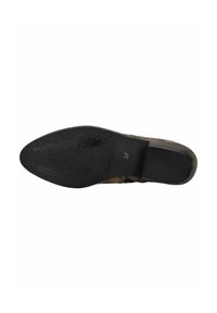 Zapato marrón con estampado, con parte superior texturizada, diseño de puntera puntiaguda y suela de goma negra. Talla 37 indicada en la suela.