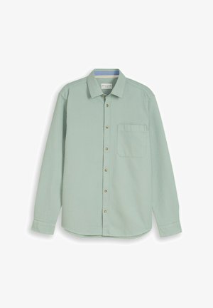 Jasnozielona koszula z długim rękawem z fakturowanej tkaniny, zapinana na guziki z przodu, z kieszenią na piersi i spiczastym kołnierzem na białym tle.