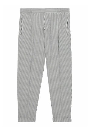 Pantalones a rayas en gris claro y navy, con un corte relajado, dos bolsillos laterales, frente plisado y piernas ajustadas con dobladillos.