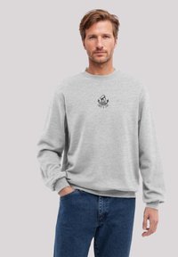 Helles graues Sweatshirt mit Rundhalsausschnitt, gerippten Bündchen und einem schwarzen Grafikdruck mit einem Anker und einer Figur auf der Brust.