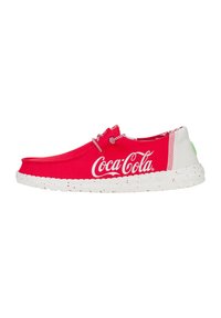 Scarpa di tela rossa con suola a macchie bianche, logo Coca-Cola stampato di lato e lacci a strisce rosse e bianche.