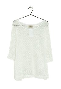 Hvid, letvægts sweater med en løs pasform, trekvartærmer, tekstureret stof og en bred udskæring, hængende fra en sort krog.