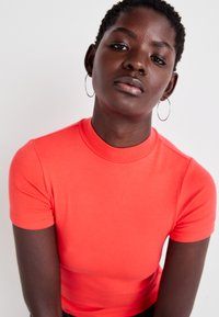 Levi's® EFFORTLESS TEE - Navadna majica - poppy red