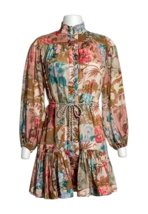 Bloemen patchwork jurk met lange pofmouwen, knopen aan de voorkant, hoge kraag, geplooide rok en gevlochten taillekoord.
