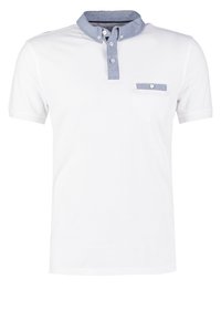 Polo blanc à manches courtes avec col boutonné bleu clair et détail boutonné sur la poche poitrine gauche.