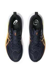 Scarpe da corsa navy con tomaia in rete, dettagli arancioni e suola bianca. Presentano una punta arrotondata, chiusura con lacci e logo sul tallone.