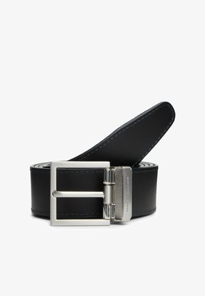 Schwarzer Leder Gürtel mit einer silbernen rechteckigen Schnalle, mit Kontrastnähten und glatter Oberfläche. Verstellbare Länge für einen optimalen Sitz.