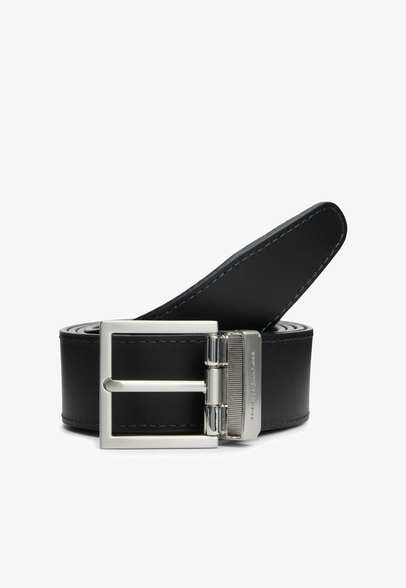 Czarny skórzany pasek z prostokątną srebrną klamrą, z kontrastowym przeszyciem i gładką fakturą. Regulowana długość dla lepszego dopasowania.