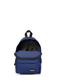 Zaino Eastpak blu con grande scomparto principale aperto, tasca frontale con zip e interni in tessuto nero, isolato su sfondo bianco.