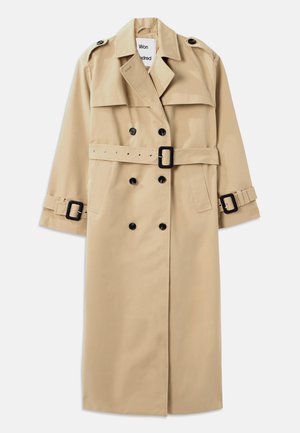 Beige Trenchcoat aus strapazierfähigem Stoff, mit einem doppelreihigen Design, breiten Revers, tailliertem Gürtel und Schnallenakzenten an den Ärmeln.