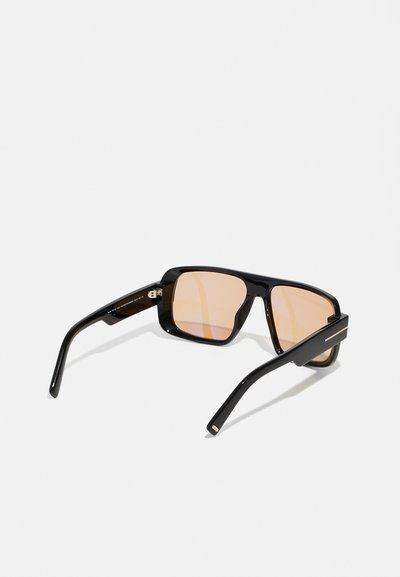 Gafas de sol rectangulares negras con lentes rosados y montura negra brillante. Presentan patillas elegantes con acentos en tono dorado.