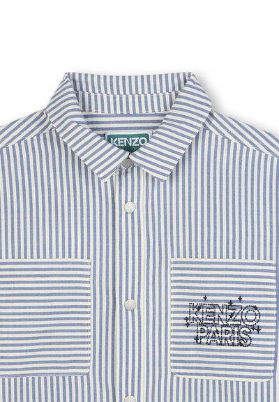 Gestreepte button-up shirt in blauw en wit, met twee voorkruiszakken en geborduurd "KENZO PARIS" logo op een zak.