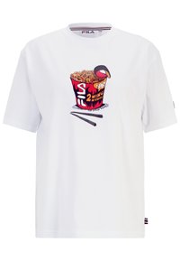 Vit T-shirt med kort ärm som har en färgglad grafik av en nudelskål med pinnar, och texten "FIL2 MINU NIDDLES".