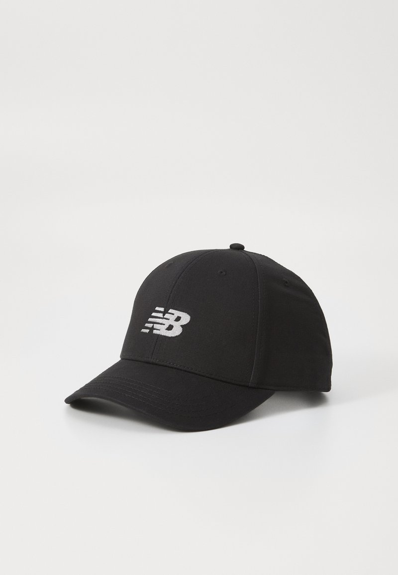 Casquette noire avec une visière courbée, faite de tissu. Présente le logo New Balance en gris à l'avant, un design à six panneaux et des œillets pour la ventilation.