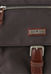 TOM TAILOR TTRINA S - Umhängetasche - brown