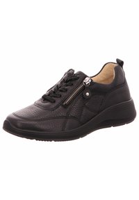Sneaker en cuir noir avec surface texturée, fermeture à lacets et à glissière, semelle en caoutchouc légèrement surélevée et détails de couture sur le dessus.
