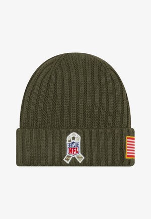 Oliwkowa dzianinowa czapka z prążkowanym wzorem, z podwiniętym mankietem, naszywką z logo NFL i wzorem w kamuflażu; posiada mały akcent w postaci amerykańskiej flagi.