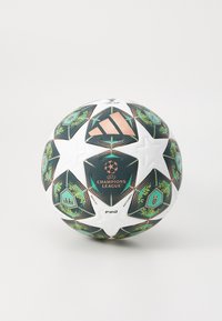 Adidas UEFA Champions League voetbal met een zwart-wit ontwerp en groene en oranje accenten, textuur oppervlak en stervormige panelen.