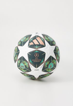 Der adidas UEFA Champions League Fußball zeichnet sich durch ein schwarz-weißes Design mit grünen und orangefarbenen Akzenten aus, hat eine strukturierte Oberfläche und sternförmige Paneele.
