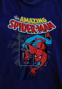 Námořnická modrá tričko s nápisem "Úžasný Spider-Man" a grafikou Spider-Mana v dynamické póze se vzorem pavučiny.