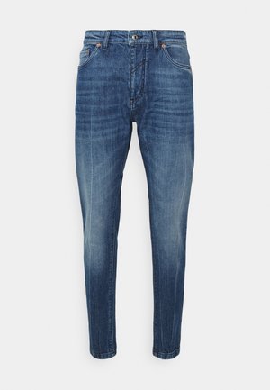 Blå slim-fit denimjeans med frontknapp, femlommerdesign og falmede vaske detaljer på lår og knær.