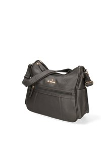 Borsa a tracolla in pelle grigia scura con superficie texturizzata, hardware color oro, tasca frontale con zip e tracolla removibile.