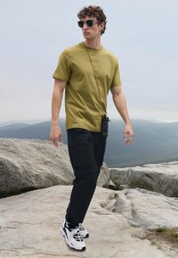 Klättermusen ROOT LOGO TEE - T-shirt básica - meadow green