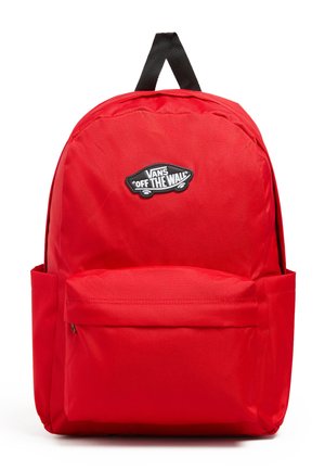Zaino rosso Vans realizzato in tessuto resistente, dotato di una tasca frontale, tasche laterali e un'etichetta logata nera. Spallacci neri regolabili.