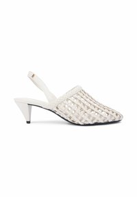 Zapato slingback blanco de cuero tejido con puntera puntiaguda y tacón bajo en bloque inclinado, detalle de suela negra.