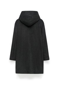 Zwarte capuchoncoat gemaakt van een gestructureerde stof. Kenmerkt zich door een losse pasvorm, lange mouwen en een verlengd achterpand met een rechte zoom.