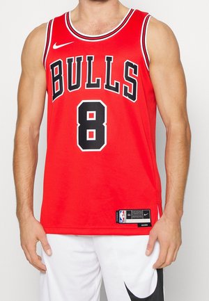 Punainen koripallopaita verkkokangasta, jossa on mustalla "BULLS" rinnassa, numero "8" mustalla ja Nike-logot.