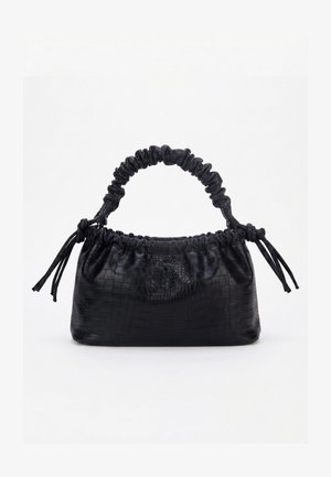 Sac à main noir avec texture crocodile, bord supérieur froncé, poignée plissée et pompons à cordon de chaque côté sur fond blanc.