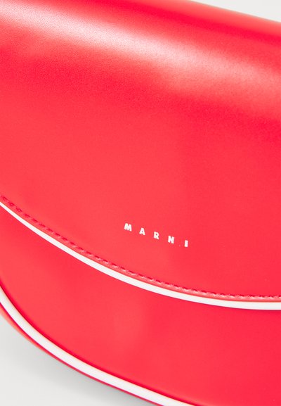 Röd syntetisk axelväska med en slät textur, vit accentpiping och en synlig logotyp "MARNI" i vita bokstäver.