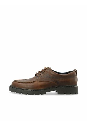 Chaussure en cuir marron à lacets avec semelle épaisse en caoutchouc noir et détails cousus, vue de profil.