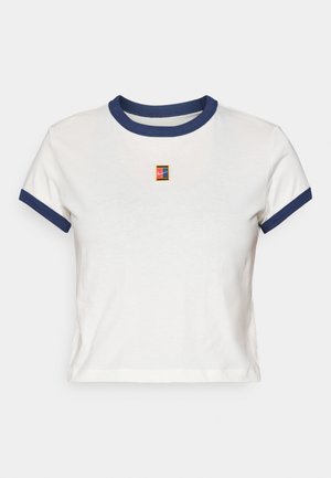 Tricou alb scurt cu guler și mâneci ribbate în nuanța albastru închis. Are un mic logo multicolor pe față. Material din bumbac.