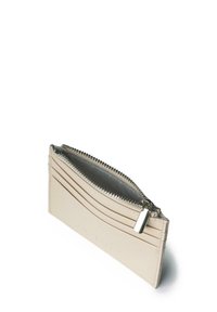 Beige leren kaart houder met rits sluiting, voorzien van meerdere vakken en een gestructureerd ontwerp. Zilverkleurige hardware accentueert de moderne uitstraling.