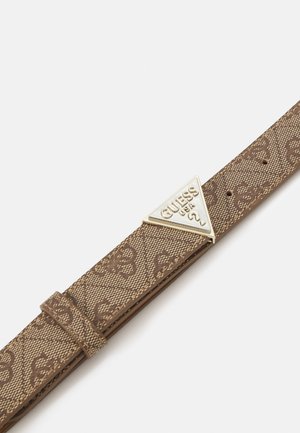 Cintura marrone con motivo a disegni e fibbia triangolare dorata incisa con "GUESS USA" e un punto interrogativo, disposta su uno sfondo bianco.