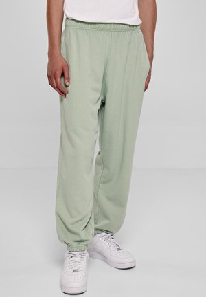 Lysegrønne svedpants med elastisk talje og cuffs, lavet af et blødt stof. Sæt sammen med hvide sneakers.