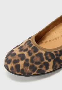 Leopardmønstrede flade sko med en blød, sued-lignende tekstur, rund tå, elastisk åbning og en holdbar sort gummisål.