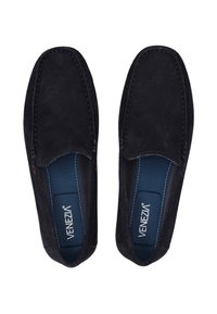Navyblaue Wildlederloafer mit gesticktem Design. Ausgestattet mit einem blauen Textilfutter und subtiler Markierung auf der Innensohle. Robuste und flexible Form.