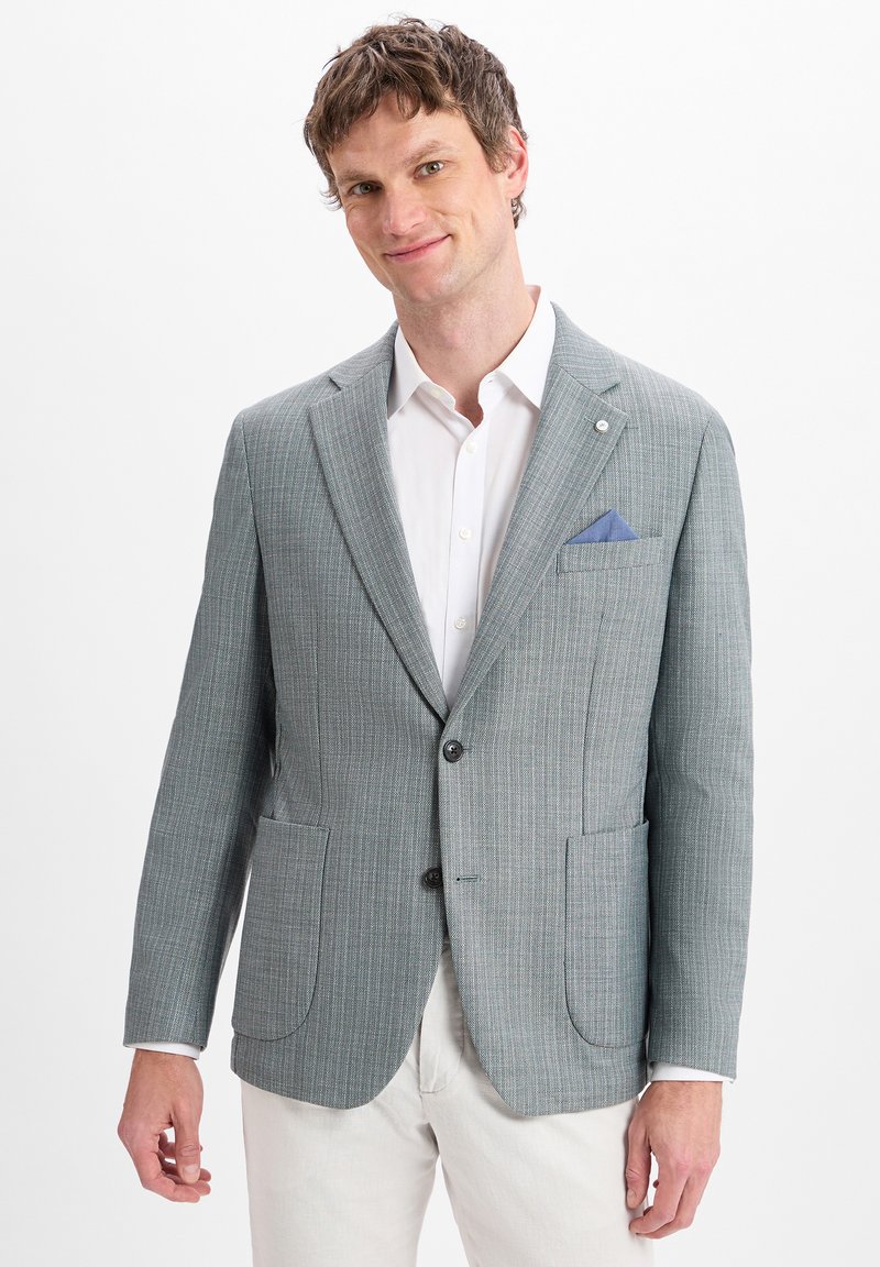 Grau gestreifter Blazer mit zwei Fronttaschen, Ein-Knopf-Verschluss und blauem Taschentuch, getragen über einem weißen Hemd. Strukturiertes Material.
