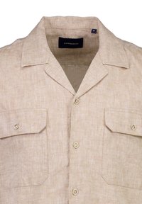 Beige linnen overhemd met korte mouwen en een camp collar, met twee borstzakken en een knoopsluiting aan de voorkant. Subtiele textuur en lichte glans.