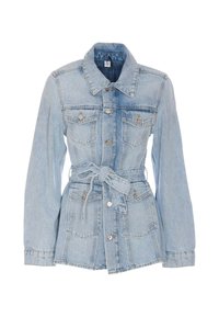 Giacca in denim azzurro chiaro con design aderente, maniche lunghe, colletto, chiusura con bottoni, due tasche sul petto e cintura annodata in vita.