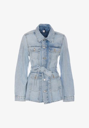 Giacca in denim azzurro chiaro con design aderente, maniche lunghe, colletto, chiusura con bottoni, due tasche sul petto e cintura annodata in vita.