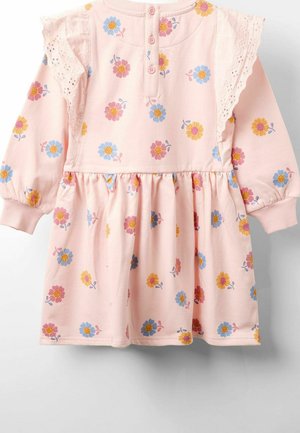 Abito di stoffa rosa con motivi floreali in blu, giallo e rosa, con chiusura a bottoni, spalline arricciate e vita arricciata.