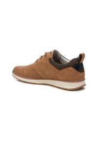Zapatos de cuero marrón claro con un acabado texturizado, cuentan con un cuello de tela marrón oscuro, diseño con cordones y suela de goma blanca.