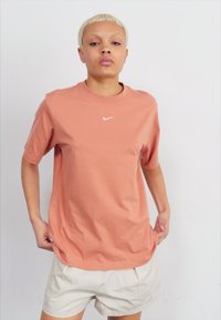Nike Sportswear TEE - Navadna majica - terra blush